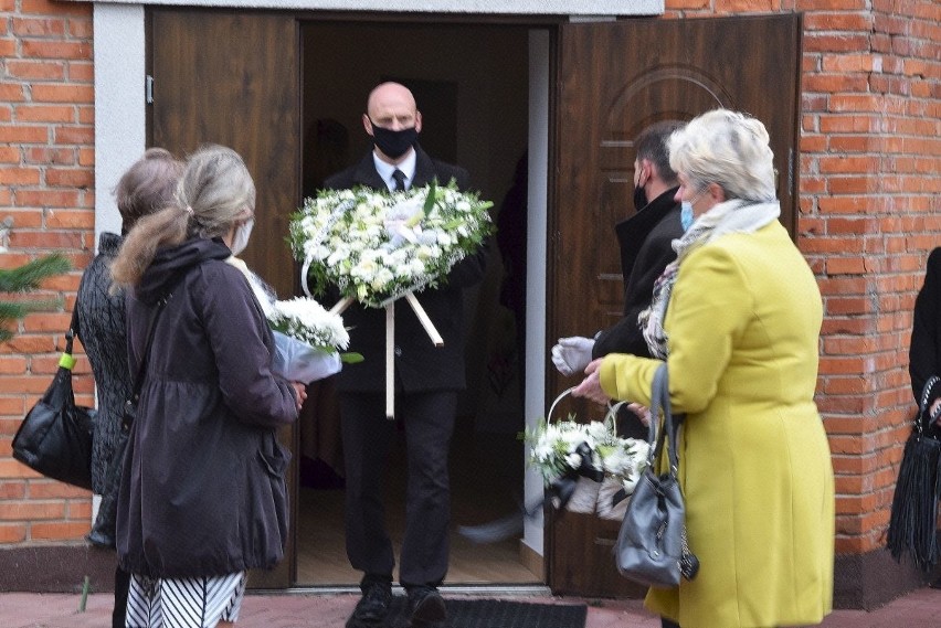 Ostatnia droga małej Lilianki. Wzruszające pożegnanie kruszynki ze Starachowic. Były tłumy dobrych dusz i maskotki na grobie [ZDJĘCIA]