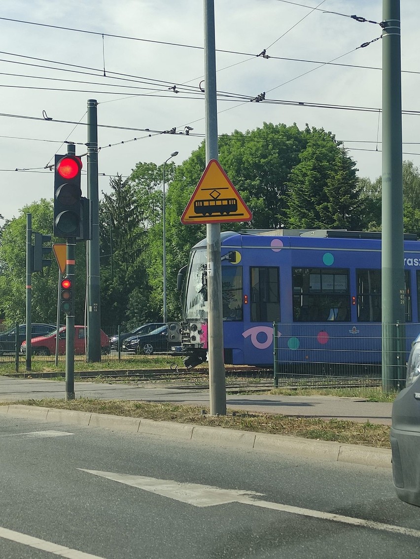 Zderzenie autobusu z tramwajem na rondzie Czyżyńskim