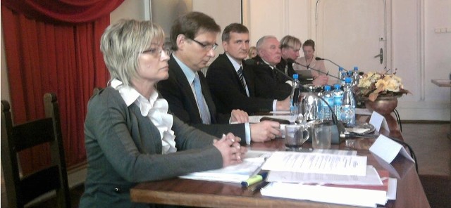 Siedzą od lewej: wiceburmistrz Małgorzata Stachowiak, burmistrz Zbigniew Raczewski, przewodniczący Sławomir Domański, radny Stanisław Hatłas i wiceprzewodniczący Bogdan Stanczewski.