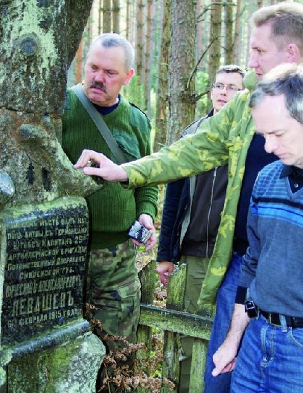 Przy pomniku sztabskapitana Lewaszewa. Pierwsi od prawej: Dmitrij Orłow i Jurij Leonowicz.