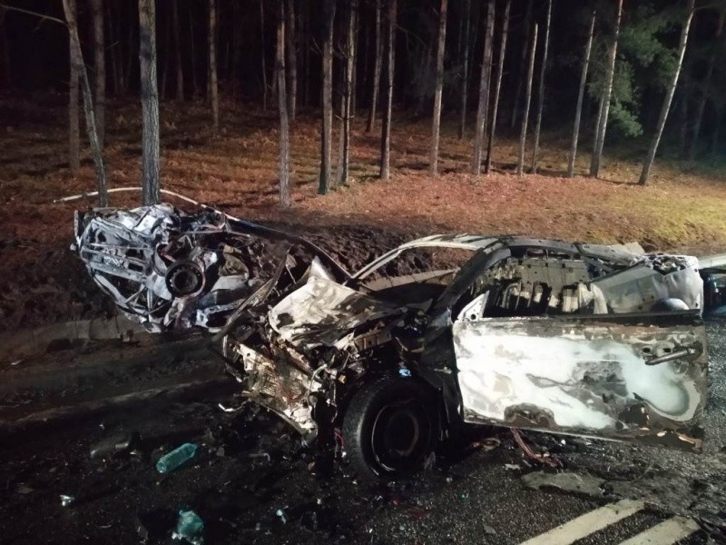 Stare Jabłonki. Makabryczny wypadek na Mazurach. Kierowca spłonął w aucie