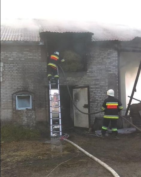 Pożar stodoły w Łątczynie. Zdjęcia i wideo z akcji