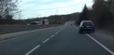 Kierowca - idiota na DK 28 w Mucharzu. Wyprzedzał poboczem, wpadł na chodnik i prawie rozjechał kobietę