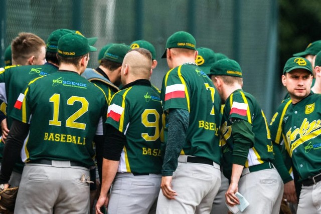 W dzisiejszych meczach Ekstraligi baseballu Dęby Osielsko przegrały na własnym boisku ze Stalą BiS Kutno 1:16 i 2:13.