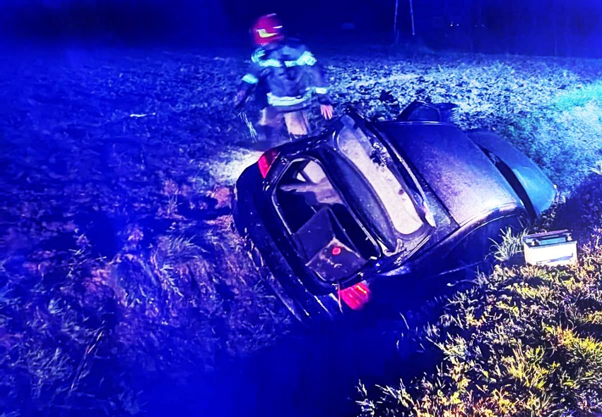 Nocą auto wypadło poza bariery ochronne drogi pod Nowym Sączem. Kierowca trafił do szpitala