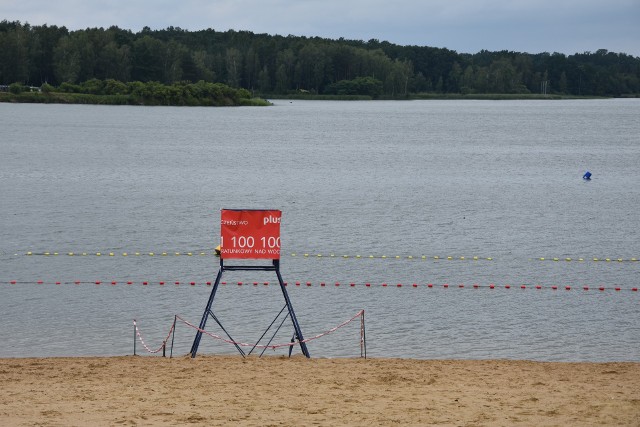 Po piasku spacerują tylko łabędzie i dzikie kaczki.  Niewielu  klientów mają także wypożyczalnie sprzętu wodnego. Od kilku dni na wodach Zalewu Koronowskiego nie widać  kajakarzy czy osób pływających na rowerach wodnych, których zawsze było tu wielu.  Na horyzoncie tylko pojedyncze żaglówki.  Przed południem zupełnie pusto także na głównym deptaku Pieczysk, gdzie stoły z parasolami rozstawili właściciele punktów gastronomicznych. Niewielki ruch zaczyna się tu dopiero po południu. Wszyscy czekają na powrót słońca, by cieszyć się w pełni z lata i wody. Magdalena Mikos o tym, jak zrobić dziury w jeansach: