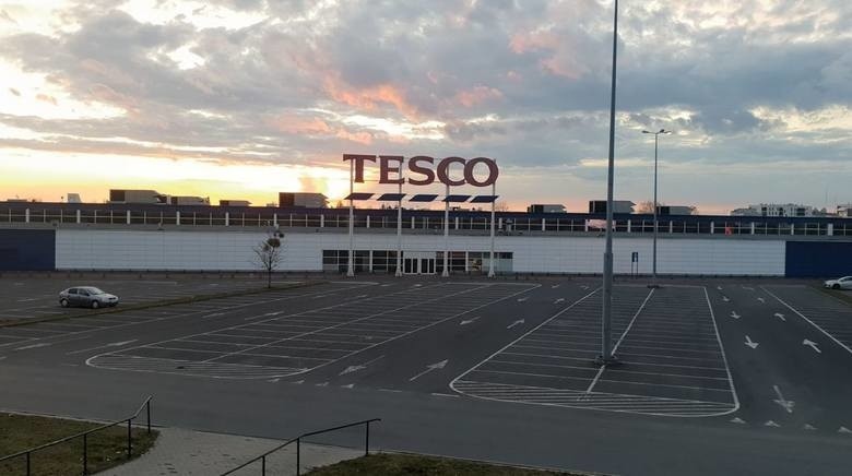 W sumie Tesco pozbywa się w Polsce 301 sklepów, centrów...