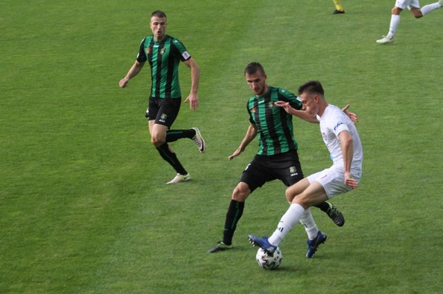 Piłkarzom Stali (na zielono-czarno) pozostał do rozegrania jeszcze jeden mecz o stawkę w 2020 roku. Zagrają go w tę niedzielę