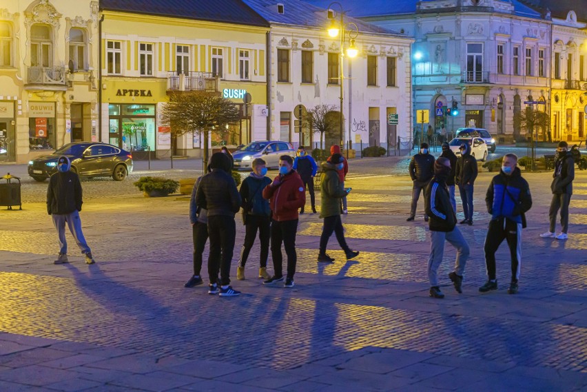 Kibice Sandecji manifestowali pod sądeckim ratuszem. Chcą...