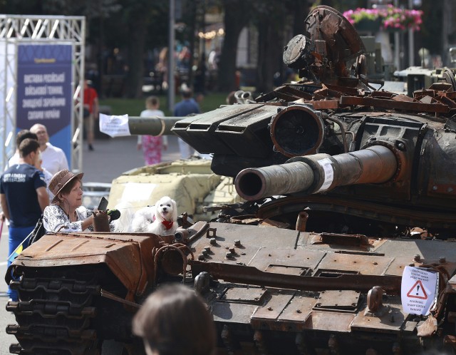 Rosja traci wielu żołnierzy na Ukrainie. Duże są również straty sprzętu wojskowego. Zniszczone czołgi są prezentowane w Kijowie.