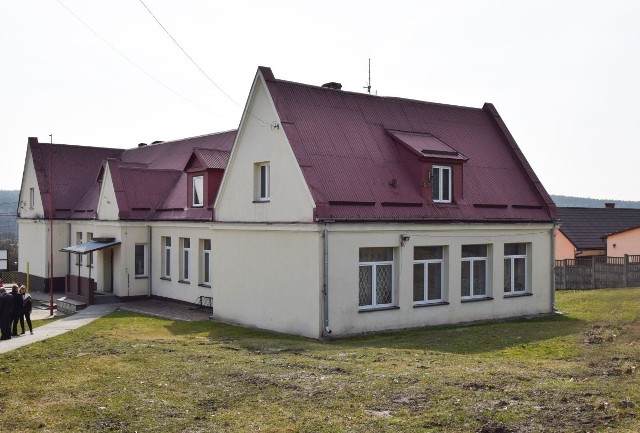 Warunki lokalowe szkoły w Niestachowie od lat pozostawiają wiele do życzenia. Niebawem szkoła zyska więc nowe skrzydło.