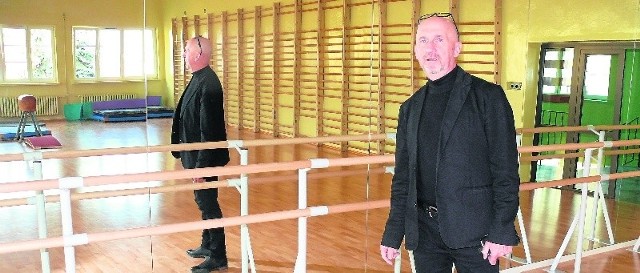 Marek Zygan, dyrektor I LO w Jędrzejowie, prezentuje wyremontowaną salę gimnastyczną.