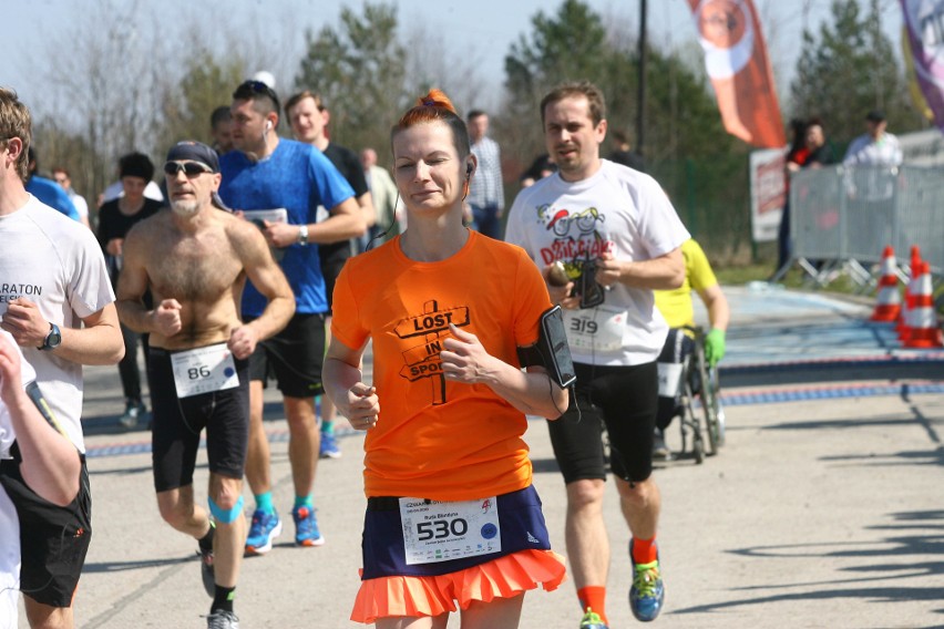 Biegli w niedzielę nad Zalewem Zemborzyckiem. To ostatni bieg z cyklu "Cztery Dychy do Maratonu" [DUŻO ZDJĘĆ]