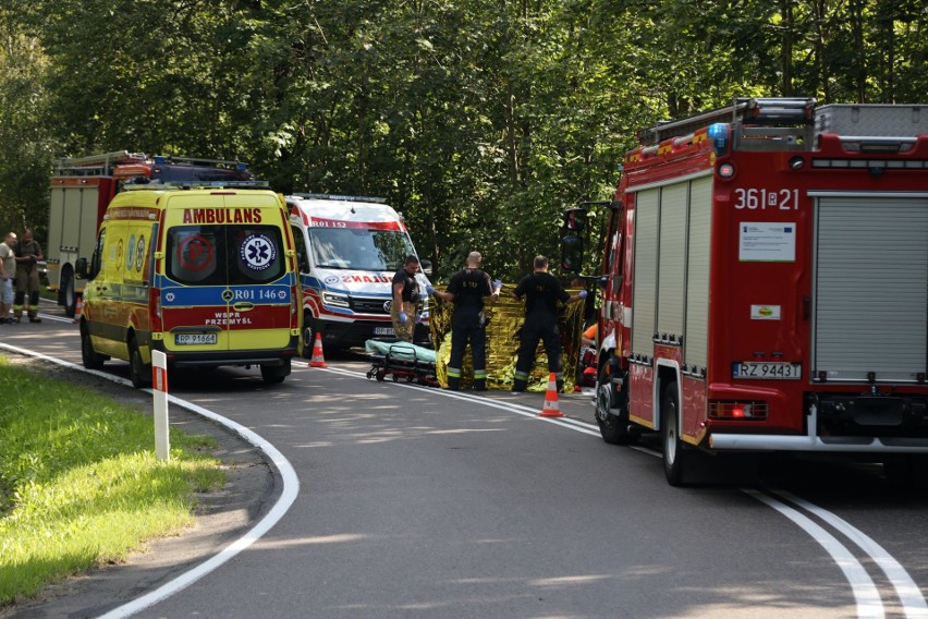 Tragiczny wypadek na DK 28 w Boguszówce w powiecie przemyskim. Nie żyje 50-letnia pasażerka motocykla [ZDJĘCIA, WIDEO]