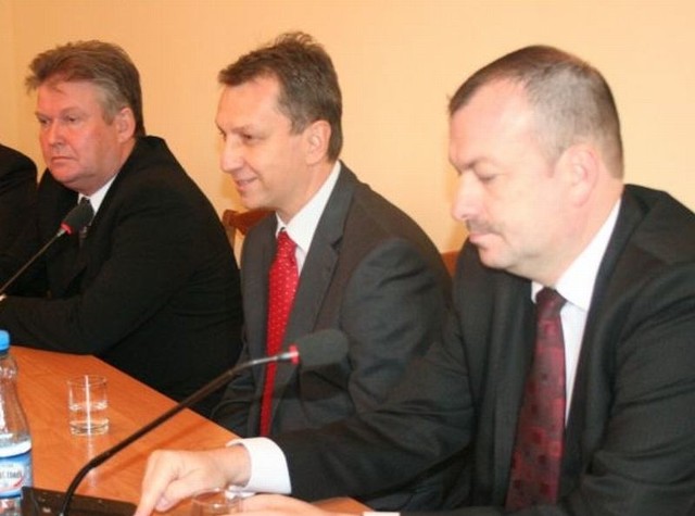 Poseł Andrzej Halicki (w środku), starosta Zbigniew Kamiński (z lewej) i Wiesław Raboszuk, członek zarządu woj. mazowieckiego (z prawej)