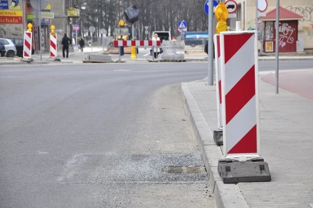 Na nowej nawierzchni jezdni wciąż przebudowywanej ulicy Kelles-Krauza pojawiły się łaty. Większość z nich znajduje się wokół studzienek kanalizacyjnych.