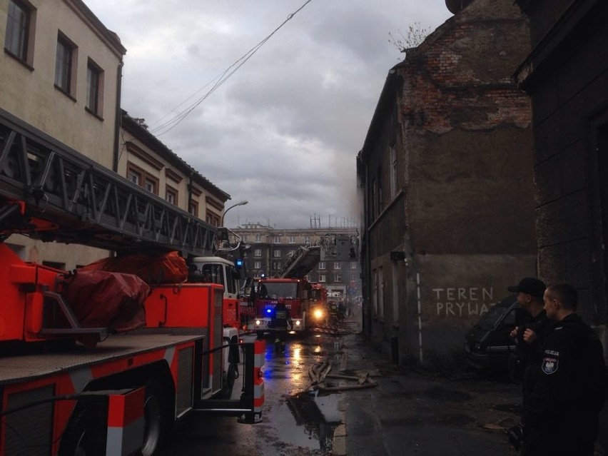 Kraków. Pożar na ulicy Żółkiewskiego [ZDJĘCIA INTERNAUTY, WIDEO]