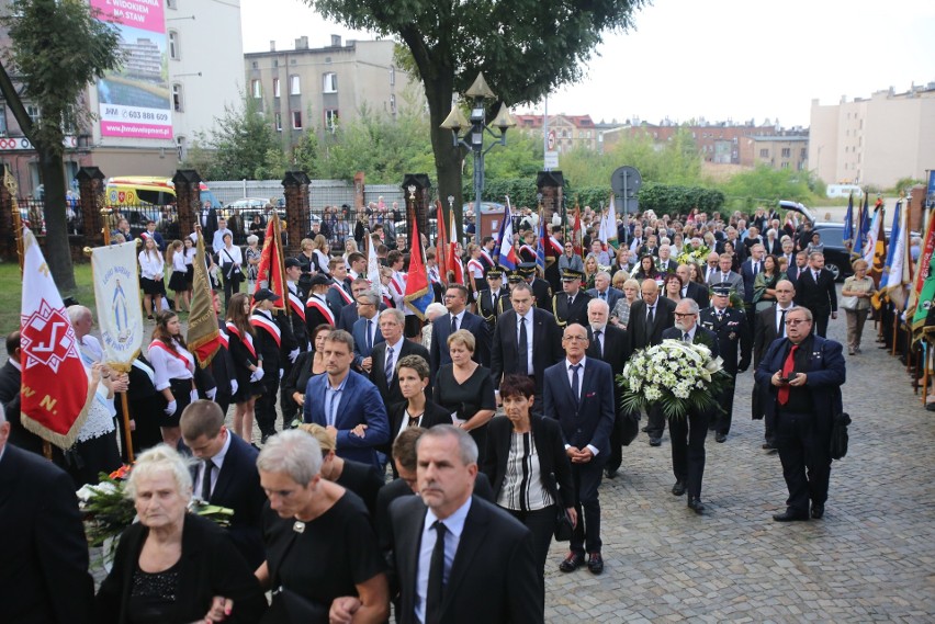 Pogrzeb arcybiskupa Szczepana Wesołego. Zmarły,, zgodnie ze...