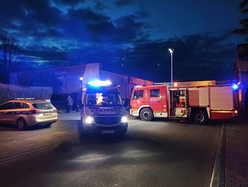 Powiat wałecki. Nieszczęśliwy wypadek pod kościołem w Mirosławcu. Samochód przygniótł kierowcę do bramy garażu. Będzie miał operację nogi