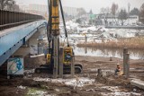 Budowa mostów nad Brdą w Bydgoszczy. Trwa palowanie pod nową przeprawę [zdjęcia]