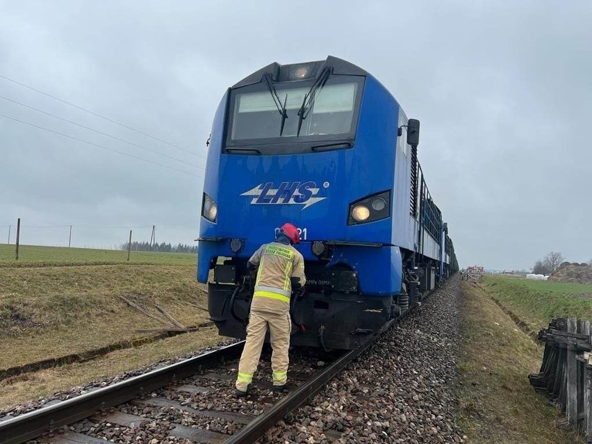 Zderzenie samochodu z pociągiem w miejscowości Łączyn pod Jędrzejowem. Cudem chyba nikt nie zginął, jedna osoba w szpitalu. Zobacz zdjęcia