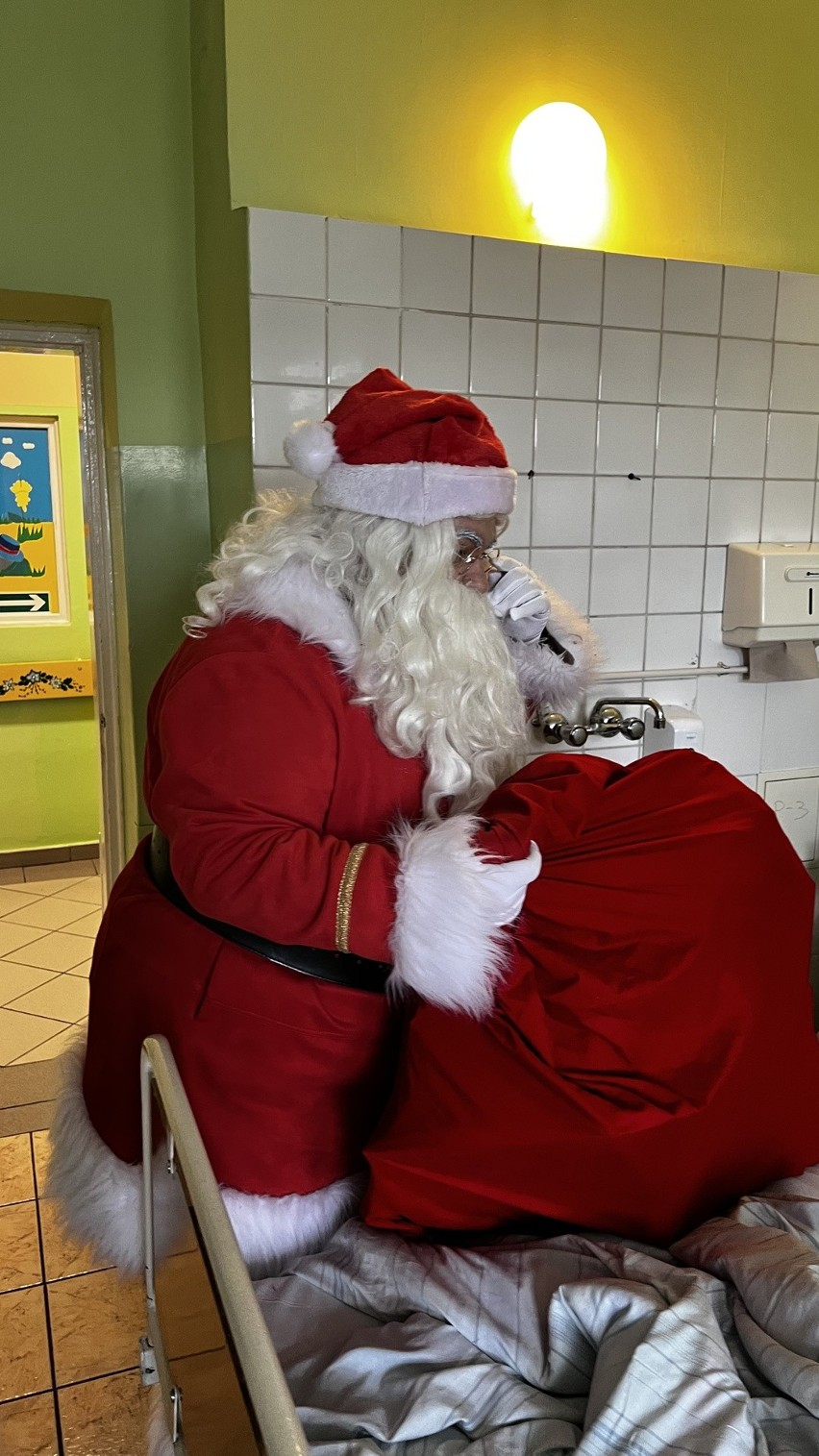 Wigilijny Mikołaj odwiedził dzieciaki w szpitalach w Tarnobrzegu, Stalowej Woli i Mielcu. Były prezenty i dużo radości. Zdjęcia