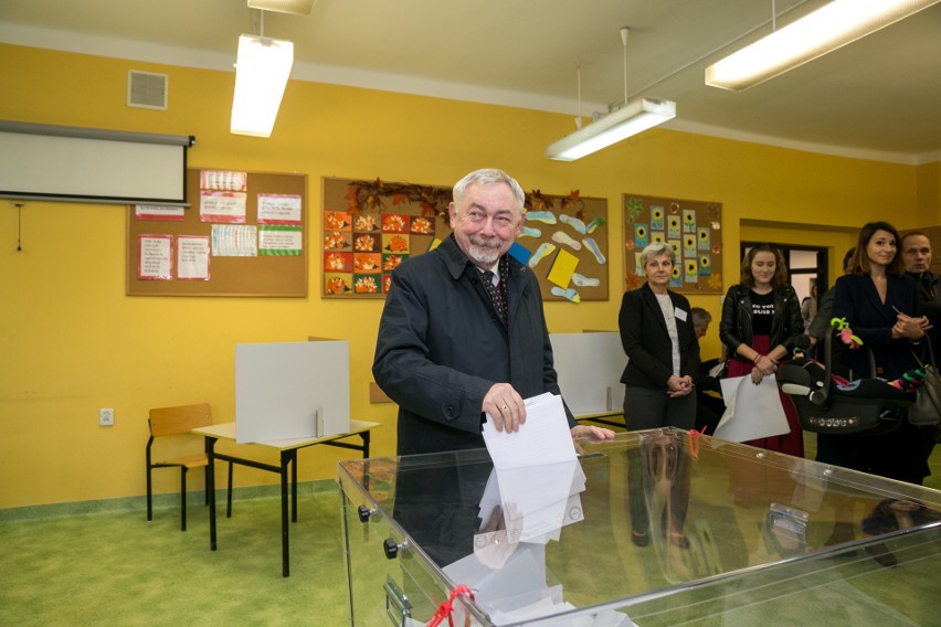 Jacek Majchrowski głosujący w wyborach samorządowych 2018
