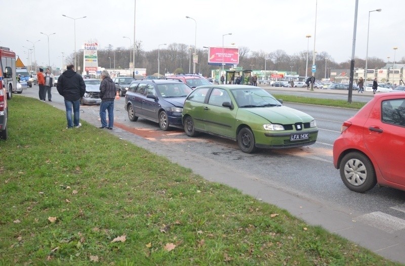 Groźny wypadek na al. Jana Pawła - są ranni. Sprawca był pijany [zdjęcia]