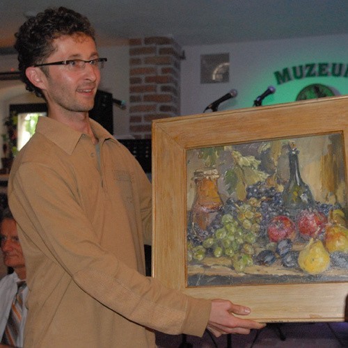 Toruński artysta Klaudiusz Abramski przekazał na ręce Andrzeja Toczewskiego namalowany przez siebie obraz z elementami winiarstwa.