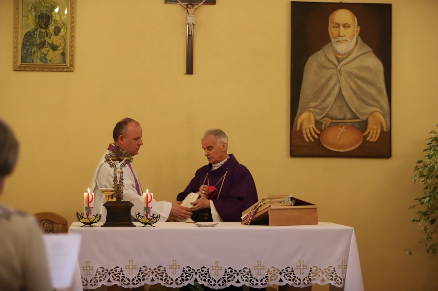 Biskup Marian Florczyk w Środę Popielcową odprawił mszę świętą w Schronisku imienia Brata Alberta w Kielcach  