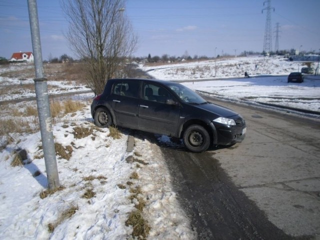 Tak swój samochód zaparkował przy drodze gorzowski autodrań.