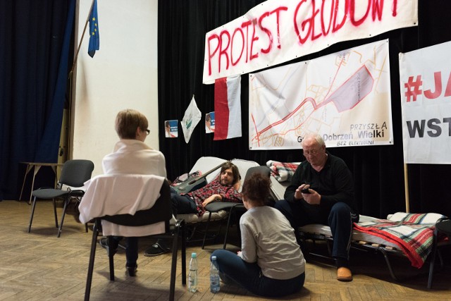 Mieszkańcy Dobrzenia Wielkiego, którzy są przeciwni zmianie granic gminy, 4 kwietnia po raz drugi rozpoczęli głodówkę. W GOK protestują obecnie cztery osoby.