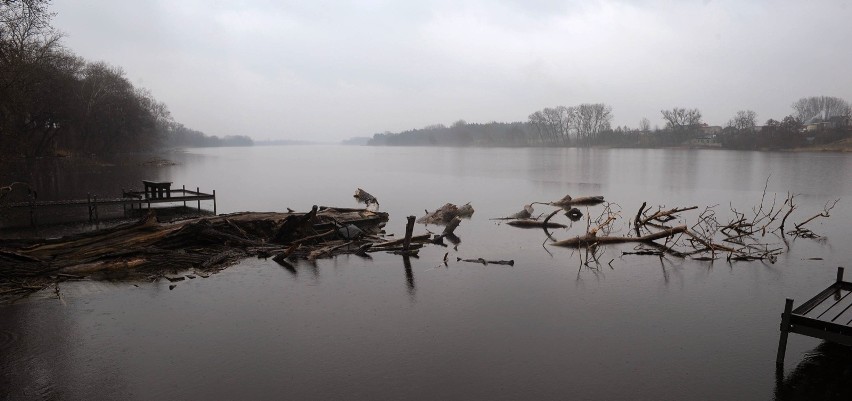 Jezioro Lusowskie leży około 5 km na zachód od granic...