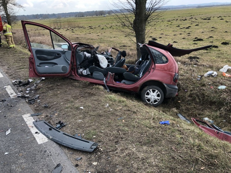 Sulimy. Groźny wypadek. Czołowe zderzenie dwóch samochodów osobowych pod Białą Piską. Trzy osoby są poszkodowane, w tym 3-letni chłopiec