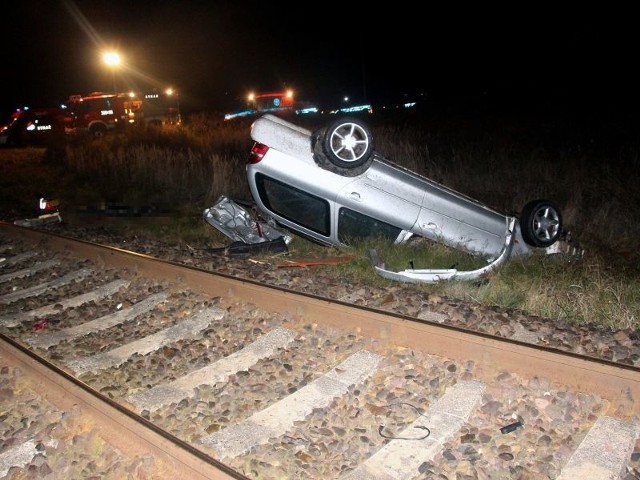 Ford mondeo wylądował kilkadziesiąt metrów od niestrzeżonego przejazdu przy Spokojnej w Witnicy