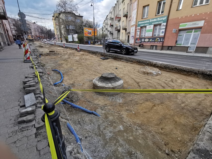 Mieszkańcy ul. Lipowej w Lublinie oburzeni. "Drogowcy zerwali asfalt z jezdni, nie możemy dojechać do kamienicy, do naszych mieszkań"