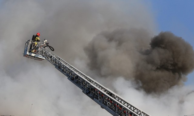 Pożar hali w Chorzowie. Strażacy gaszą ogieńZobacz kolejne zdjęcia. Przesuwaj zdjęcia w prawo - naciśnij strzałkę lub przycisk NASTĘPNE