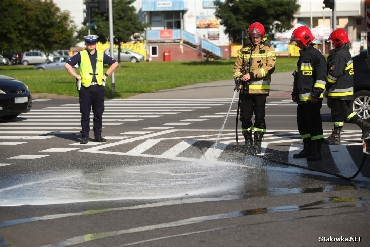 Wypadek w Stalowej Woli. Ranny rowerzysta potrącony przez samochód oraz kierująca tym autem, której samochód przejechał po stopie (WIDEO)