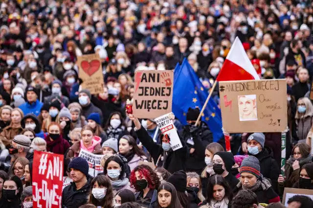 Protest rozpoczął się na krakowskim Rynku, potem manifestanci przenieśli się pod kurię na Franciszkańską i siedzibę PiS na Retoryka.