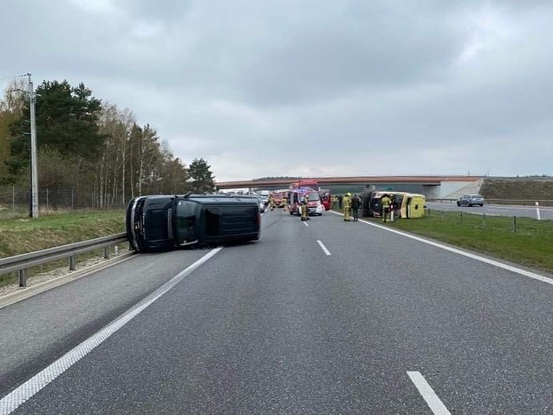 Groźnie wyglądający wypadek na drodze ekspresowej S8 Wrocław...