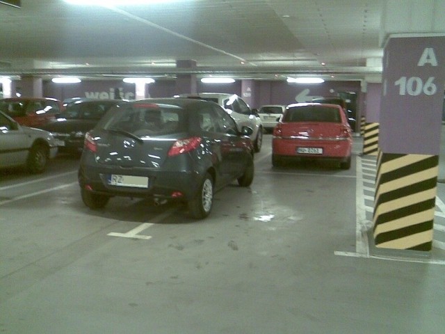 Na parkingu trudno o miejsce, ale niektórzy dbają tylko o swój interes.