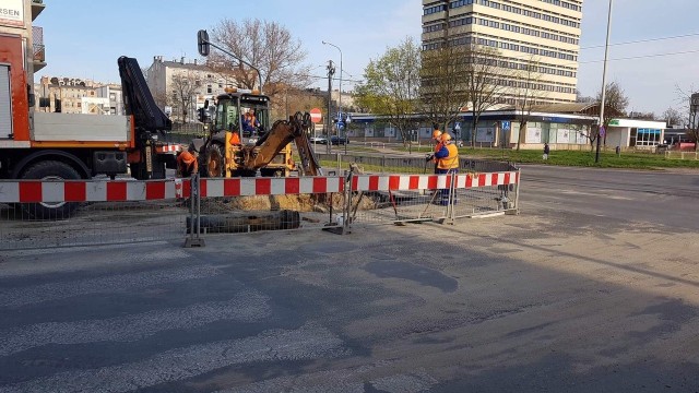 Uszkodzeniu uległ  wodociąg o przekroju 25 cm. Miał miejsce duży wypływ wody pod ciśnieniem. Uszkodzona została znaczna część nawierzchni jezdni na prawoskręcie z Zielonej w Żeligowskiego w kierunku Więckowskiego. Przejezdny tylko jeden pas ulicy Zielonej w kierunku Al. Włókniarzy. Prace naprawcze prowadzone są też na Żeligowskiego - tam również zwężenie jezdni. Utrudnienia w ruch potrwają kilka dni ze względu na prace przy odtworzeniu nawierzchni jezdni.  