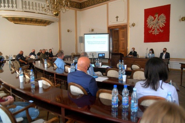 Z udziałem przedstawicieli służb miejskich, placówek ochrony zdrowia, policji w sali Urzędu Stanu Cywilnego w Radomiu odbyła się odprawa Miejskiego Zespołu Zarządzania Kryzysowego, gdzie mówiono między innymi o trudnej sytuacji szpitala na Józefowie.