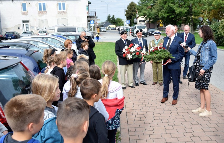 Mieszkańcy Tarnobrzega uczcili pamięć ofiar bombardowania miasta [ZDJĘCIA] 