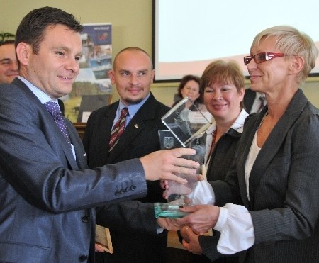 Wiceprezydent Zielonej Góry Dariusz Lesicki wręcza nagrodę prezydenta miasta Grażynie Wyczałkowskiej (fot. Wojciech Struzik)