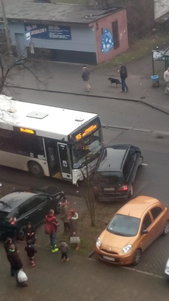 Chorzów: Osobówka wjechała w autobus miejski