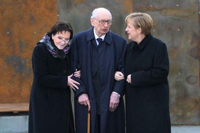 Premier Ewa Kopacz, Władysław Bartoszewski i kanclerz Angela Merkel w Krzyżowej podczas obchodów 25. rocznicy Mszy Pojednania w Krzyżowej.