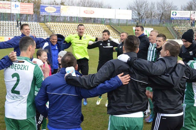 Piłkarze i trenerzy Olimpii wreszcie mieli powody do zadowolenia tej wiosny. Po wygranej z Wigrami 3:1 mogli odtańczyć taniec radości na płycie boiska