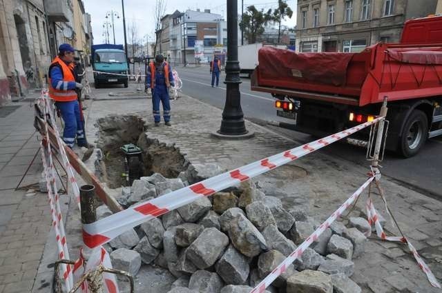 Wczoraj wodociągowcy zasypywali wykop po awarii na Gdańskiej