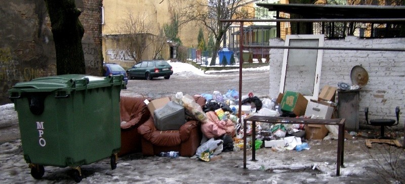 Tak wygląda jeden ze śmietników  w centrum Białegostoku.